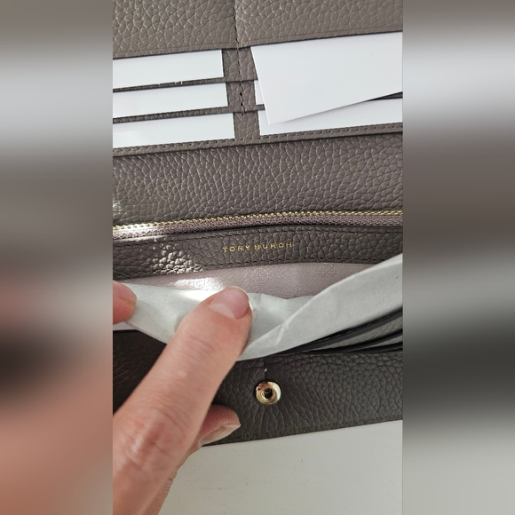 New Tory Burch Carter Slim Wrislet Envelope Gray Leather Wallet - Picture 3 of 5